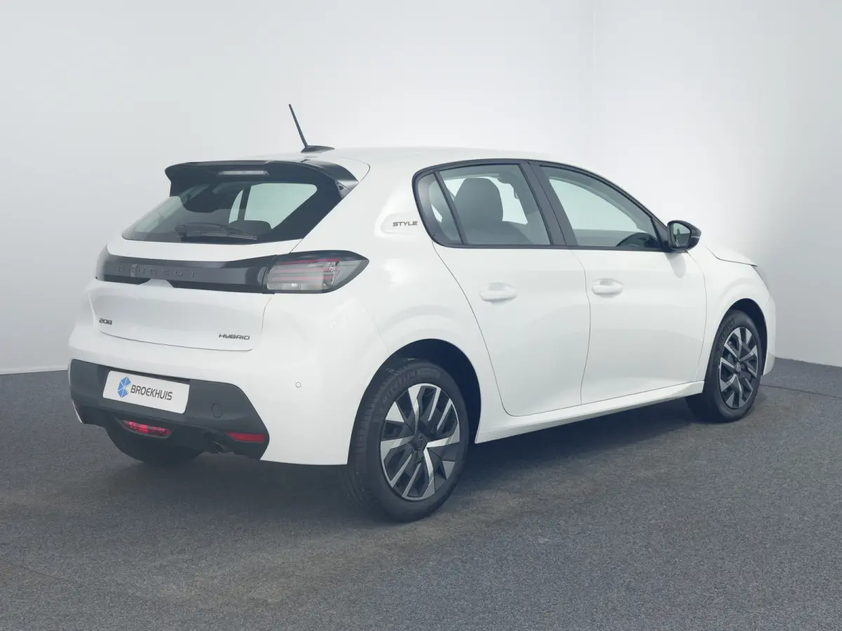 Style | Dashboard en deurpanelen in kunststof met carboneffect | Ecoled koplampen | Elektrisch verstelbare en verwarmbare buitenspiegels