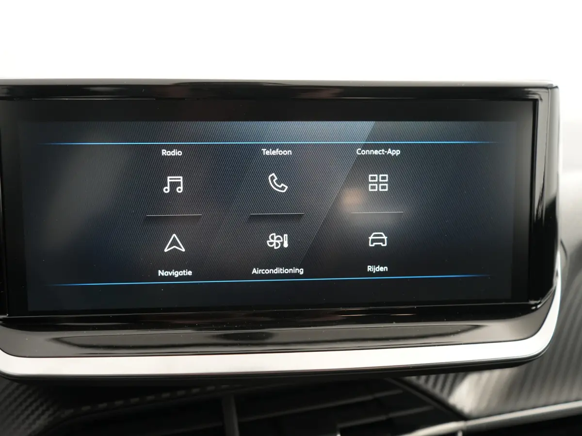 Style | Dashboard en deurpanelen in kunststof met carboneffect | Ecoled koplampen | Elektrisch verstelbare en verwarmbare buitenspiegels