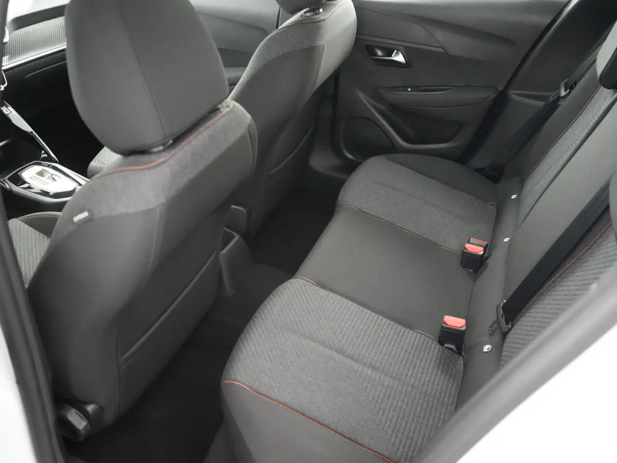 Style | Dashboard en deurpanelen in kunststof met carboneffect | Ecoled koplampen | Elektrisch verstelbare en verwarmbare buitenspiegels