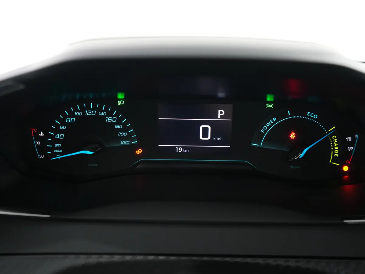 Style | Dashboard en deurpanelen in kunststof met carboneffect | Ecoled koplampen | Elektrisch verstelbare en verwarmbare buitenspiegels