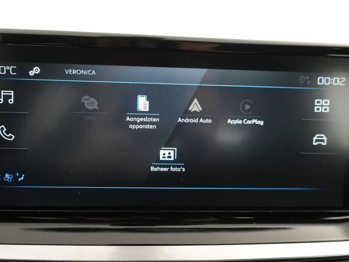 Style | Dashboard en deurpanelen in kunststof met carboneffect | Ecoled koplampen | Elektrisch verstelbare en verwarmbare buitenspiegels