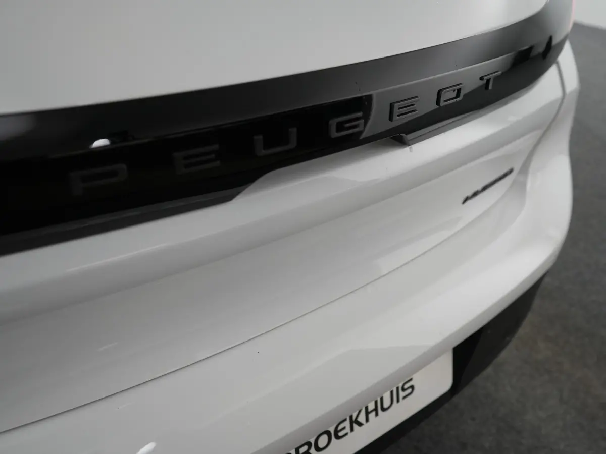 Style | Dashboard en deurpanelen in kunststof met carboneffect | Ecoled koplampen | Elektrisch verstelbare en verwarmbare buitenspiegels