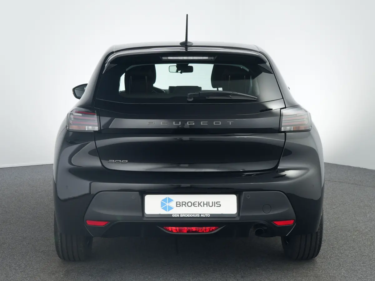Style | Dashboard en deurpanelen in kunststof met carboneffect | Ecoled koplampen | Elektrisch verstelbare en verwarmbare buitenspiegels