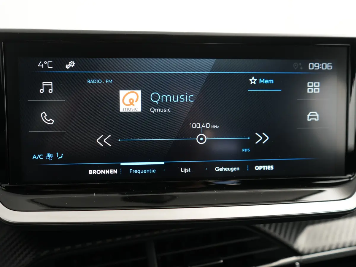 Style | Dashboard en deurpanelen in kunststof met carboneffect | Ecoled koplampen | Elektrisch verstelbare en verwarmbare buitenspiegels