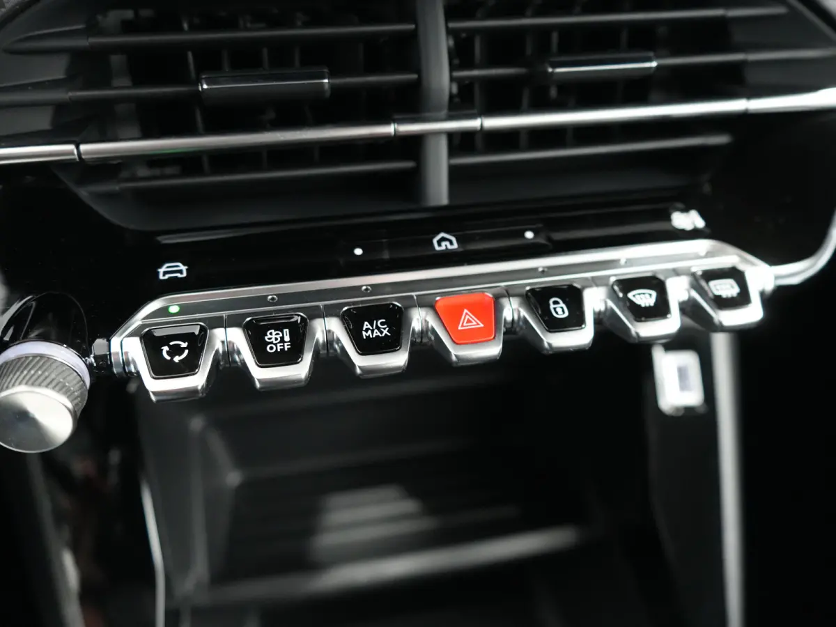 Style | Dashboard en deurpanelen in kunststof met carboneffect | Ecoled koplampen | Elektrisch verstelbare en verwarmbare buitenspiegels