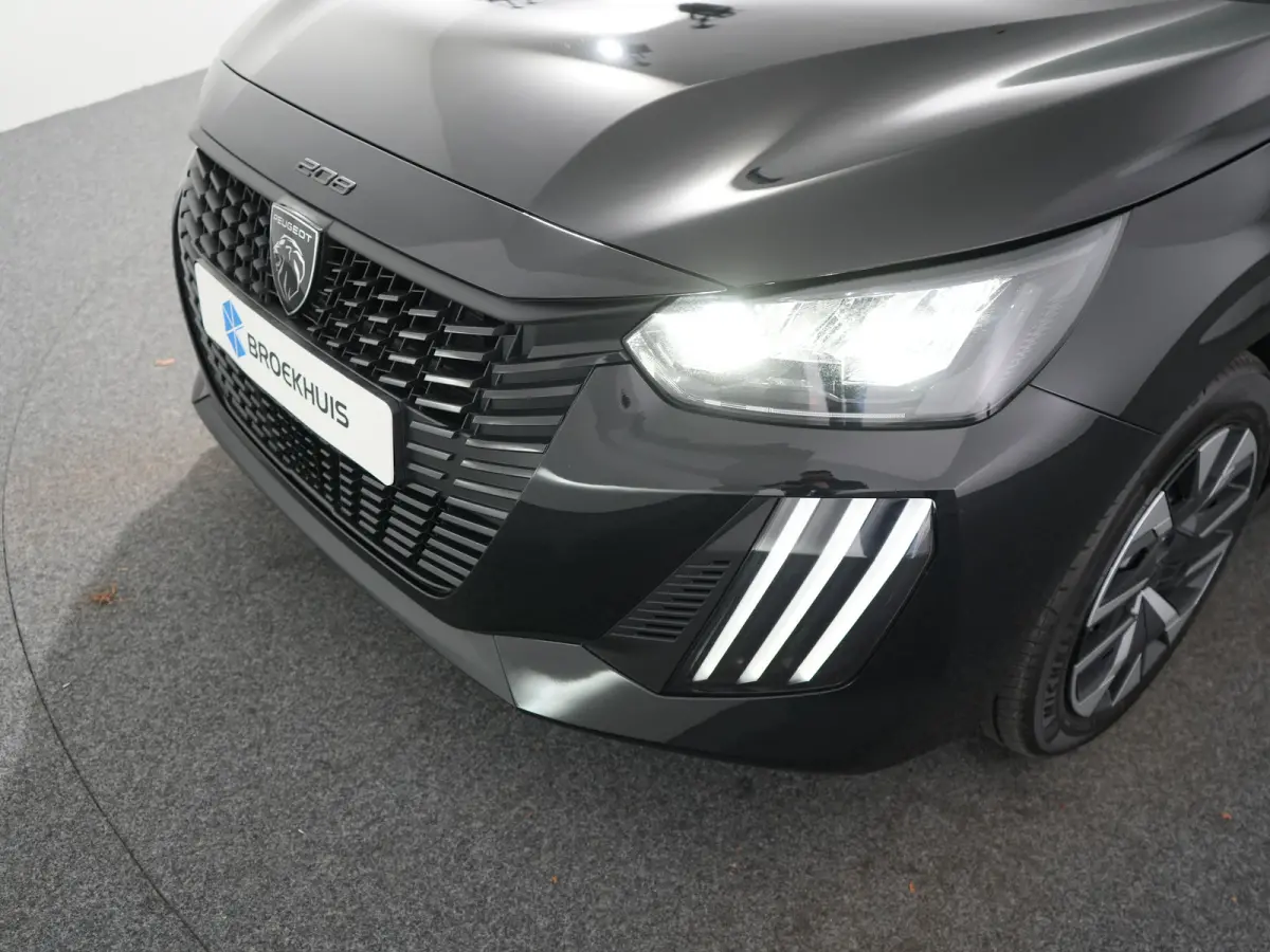 Style | Dashboard en deurpanelen in kunststof met carboneffect | Ecoled koplampen | Elektrisch verstelbare en verwarmbare buitenspiegels
