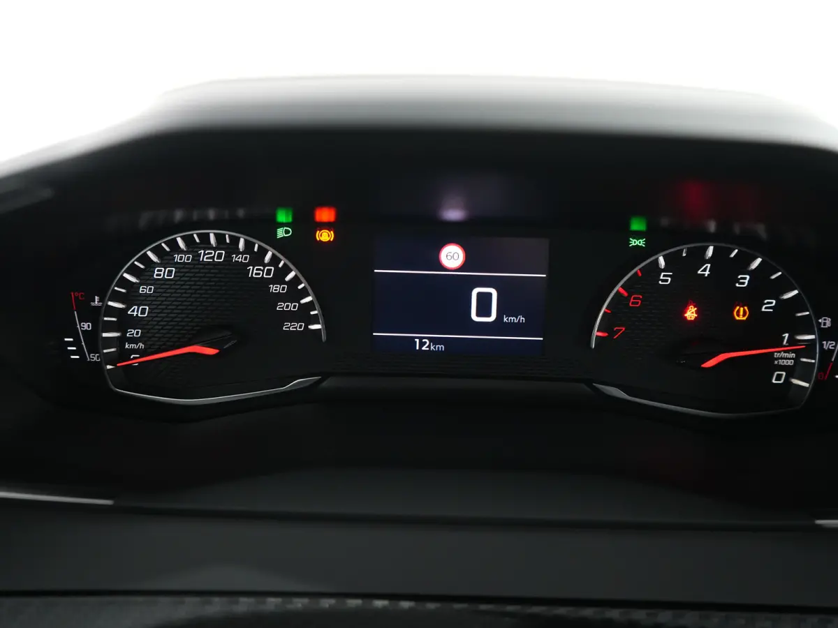 Style | Dashboard en deurpanelen in kunststof met carboneffect | Ecoled koplampen | Elektrisch verstelbare en verwarmbare buitenspiegels