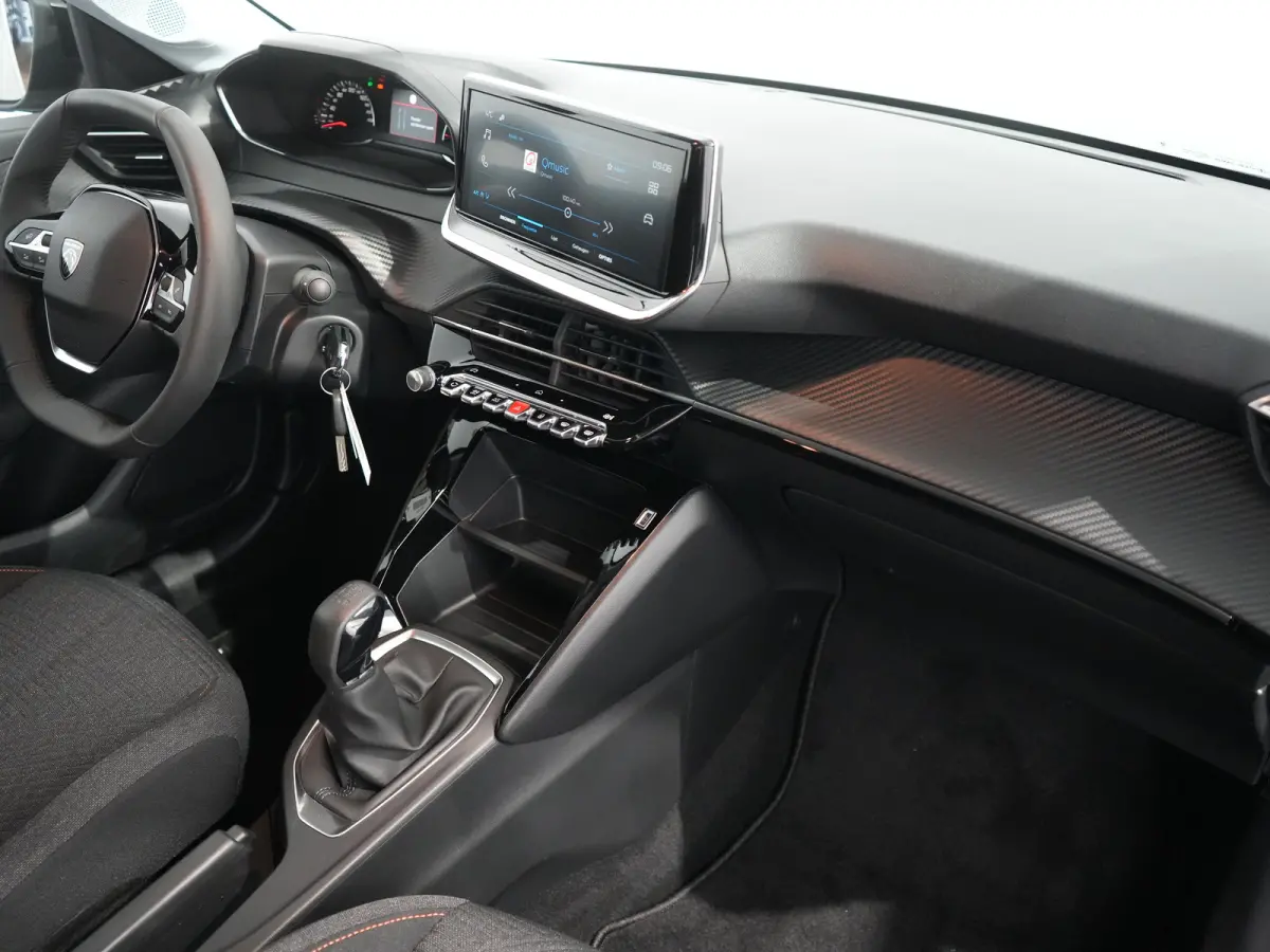 Style | Dashboard en deurpanelen in kunststof met carboneffect | Ecoled koplampen | Elektrisch verstelbare en verwarmbare buitenspiegels