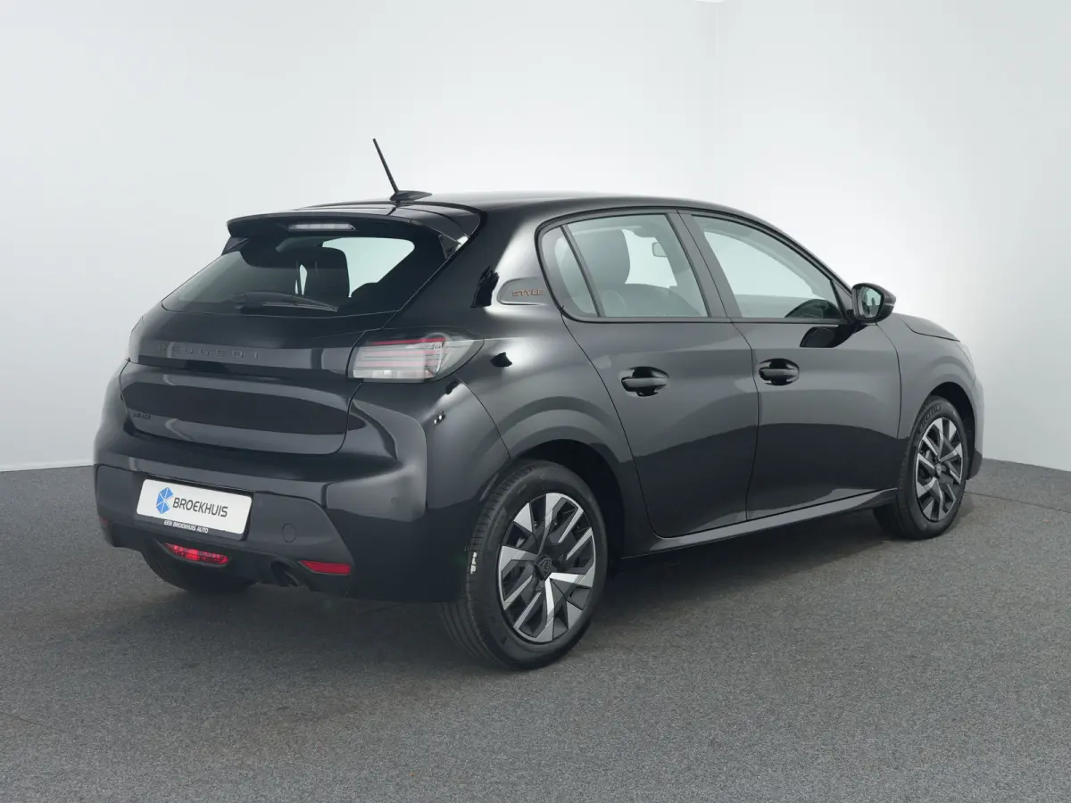 Style | Dashboard en deurpanelen in kunststof met carboneffect | Ecoled koplampen | Elektrisch verstelbare en verwarmbare buitenspiegels