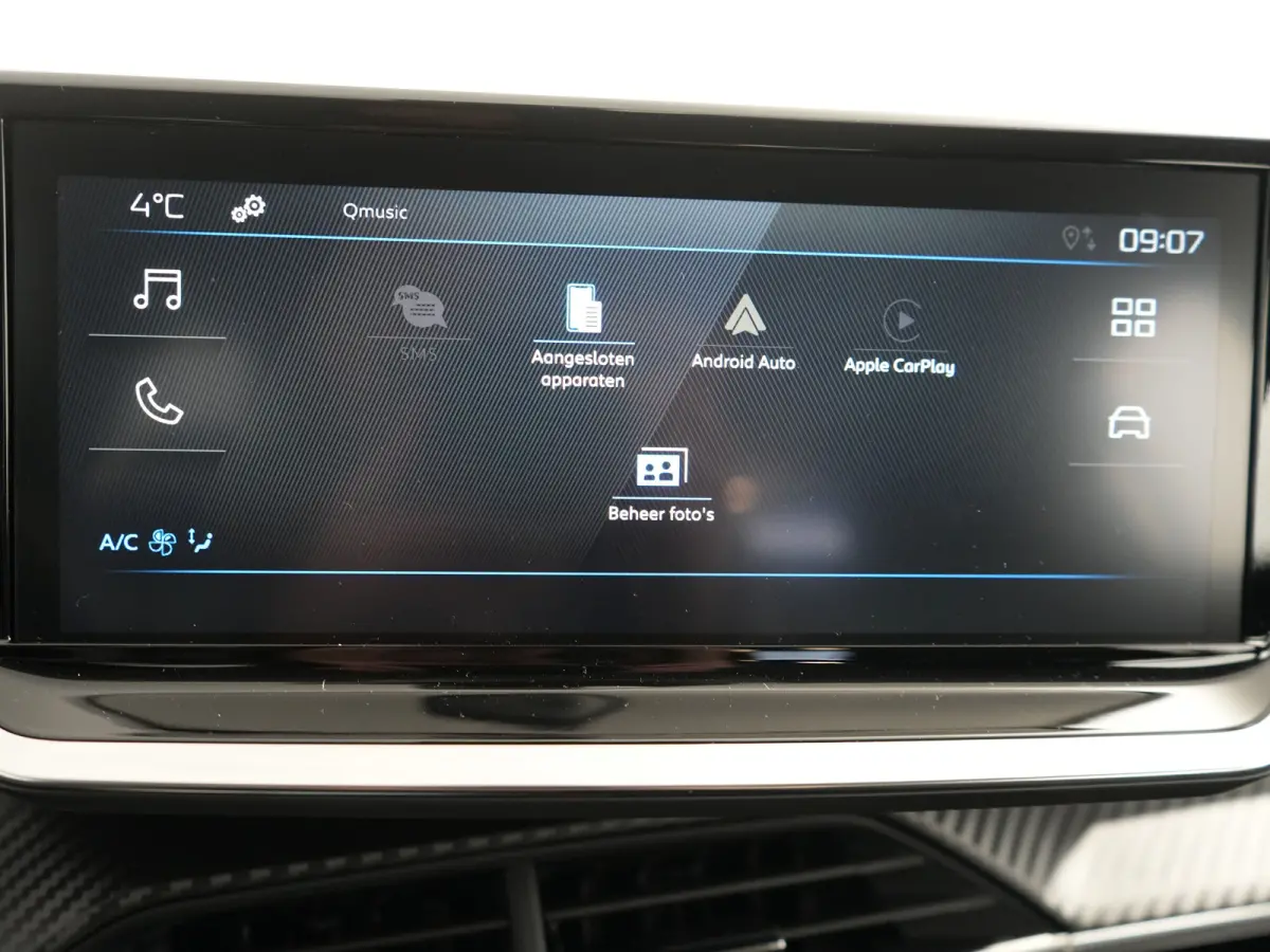 Style | Dashboard en deurpanelen in kunststof met carboneffect | Ecoled koplampen | Elektrisch verstelbare en verwarmbare buitenspiegels