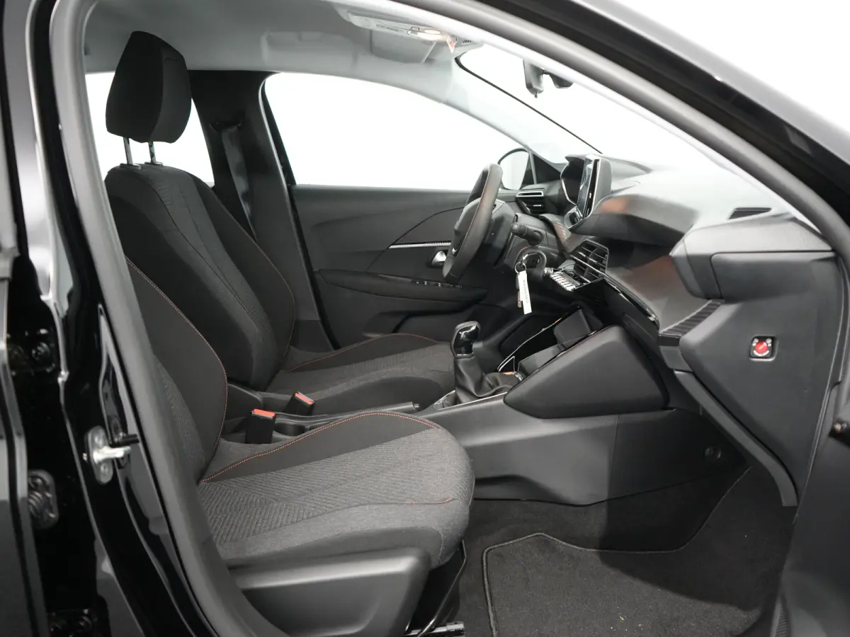 Style | Dashboard en deurpanelen in kunststof met carboneffect | Ecoled koplampen | Elektrisch verstelbare en verwarmbare buitenspiegels