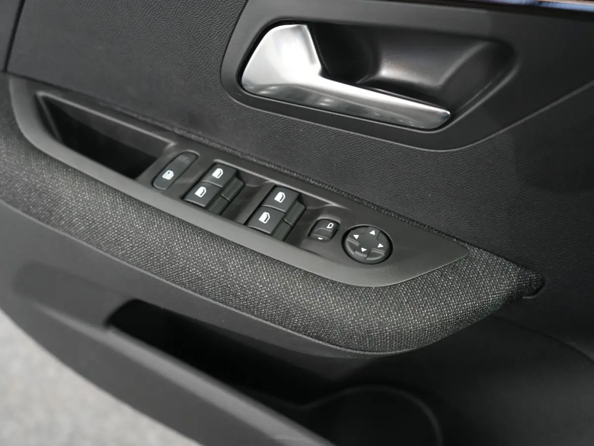 Style | Dashboard en deurpanelen in kunststof met carboneffect | Ecoled koplampen | Elektrisch verstelbare en verwarmbare buitenspiegels