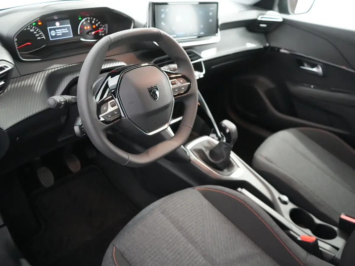 Style | Dashboard en deurpanelen in kunststof met carboneffect | Ecoled koplampen | Elektrisch verstelbare en verwarmbare buitenspiegels