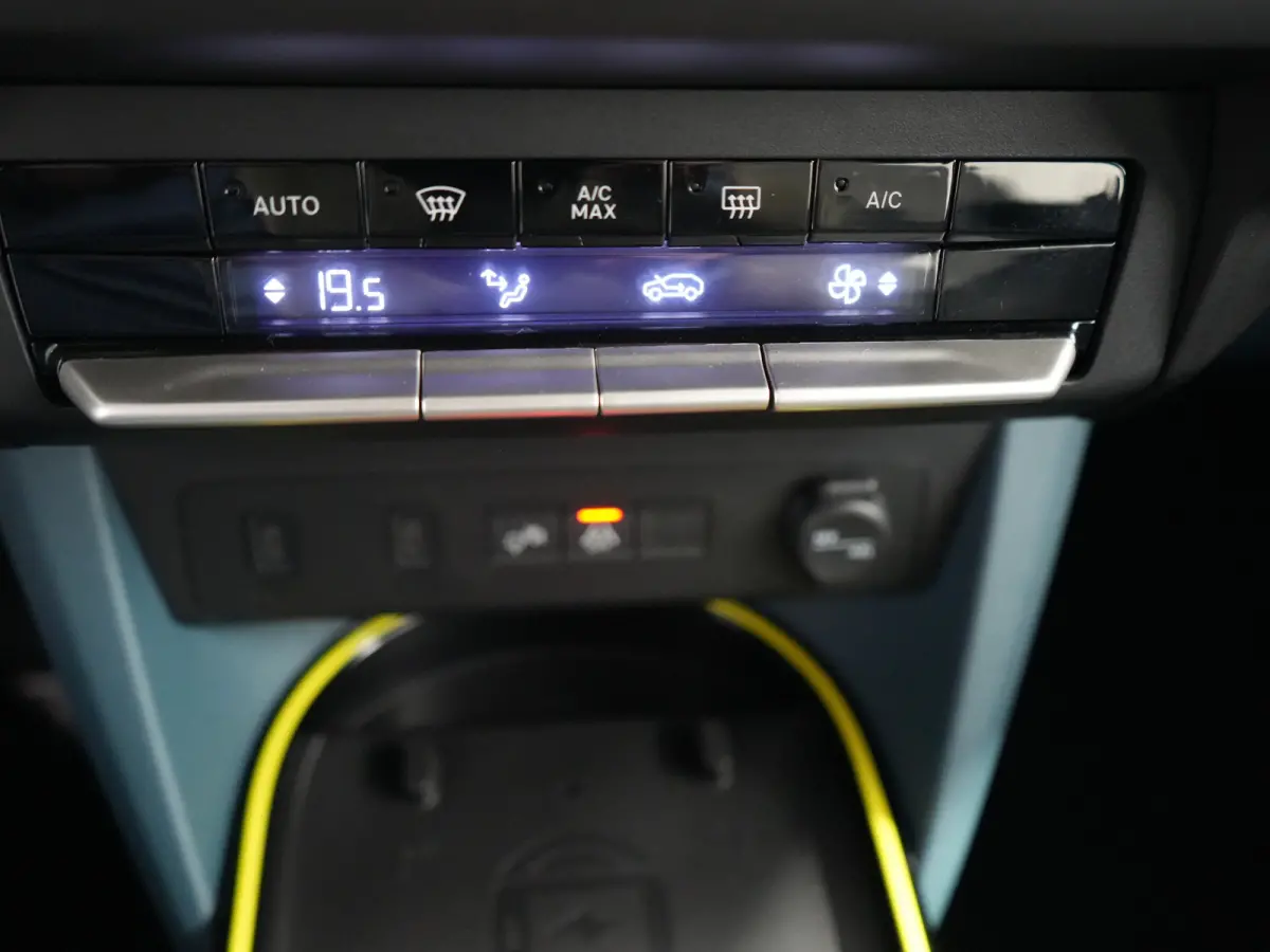 | € 2795 Voorraad Voordeel | 1.2 Hybrid La Prima | Achteruitrijcamera met 180° Area view | Automatische airconditioning | Parkeerhulp voor en achter