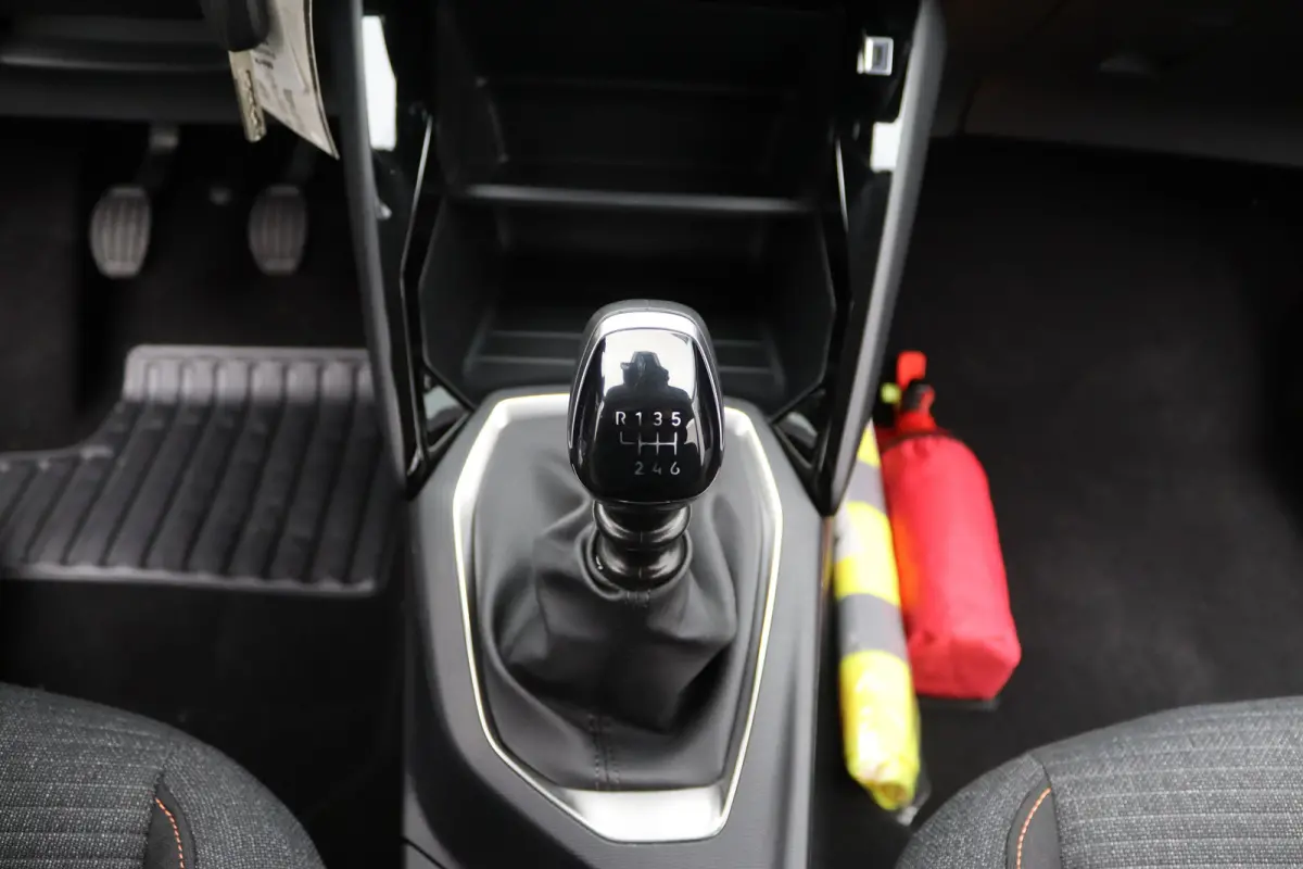 € 3.540,- Voorraad Voordeel | 1.2 PureTech 100 Style | Airco | Apple Carplay/Android Auto|telefoonintegratie premium | Cruise control