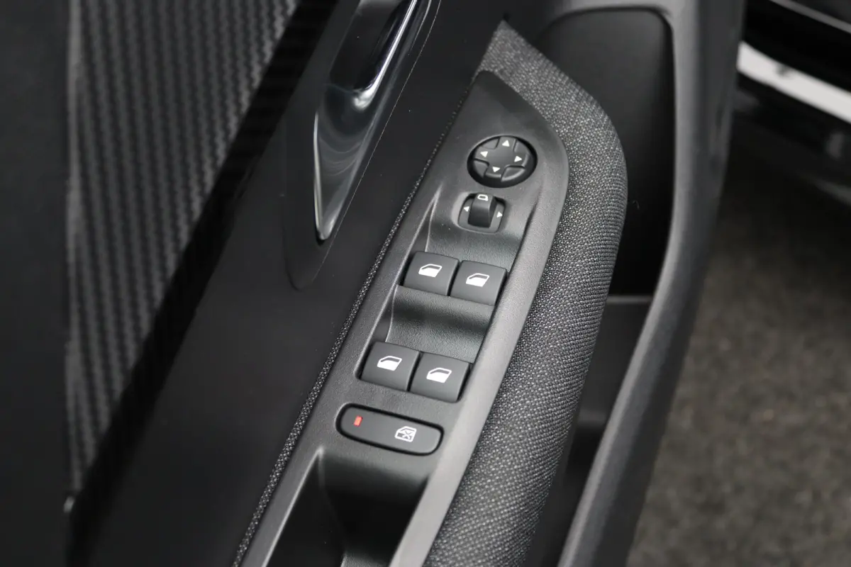 € 3.540,- Voorraad Voordeel | 1.2 PureTech 100 Style | Airco | Apple Carplay/Android Auto|telefoonintegratie premium | Cruise control
