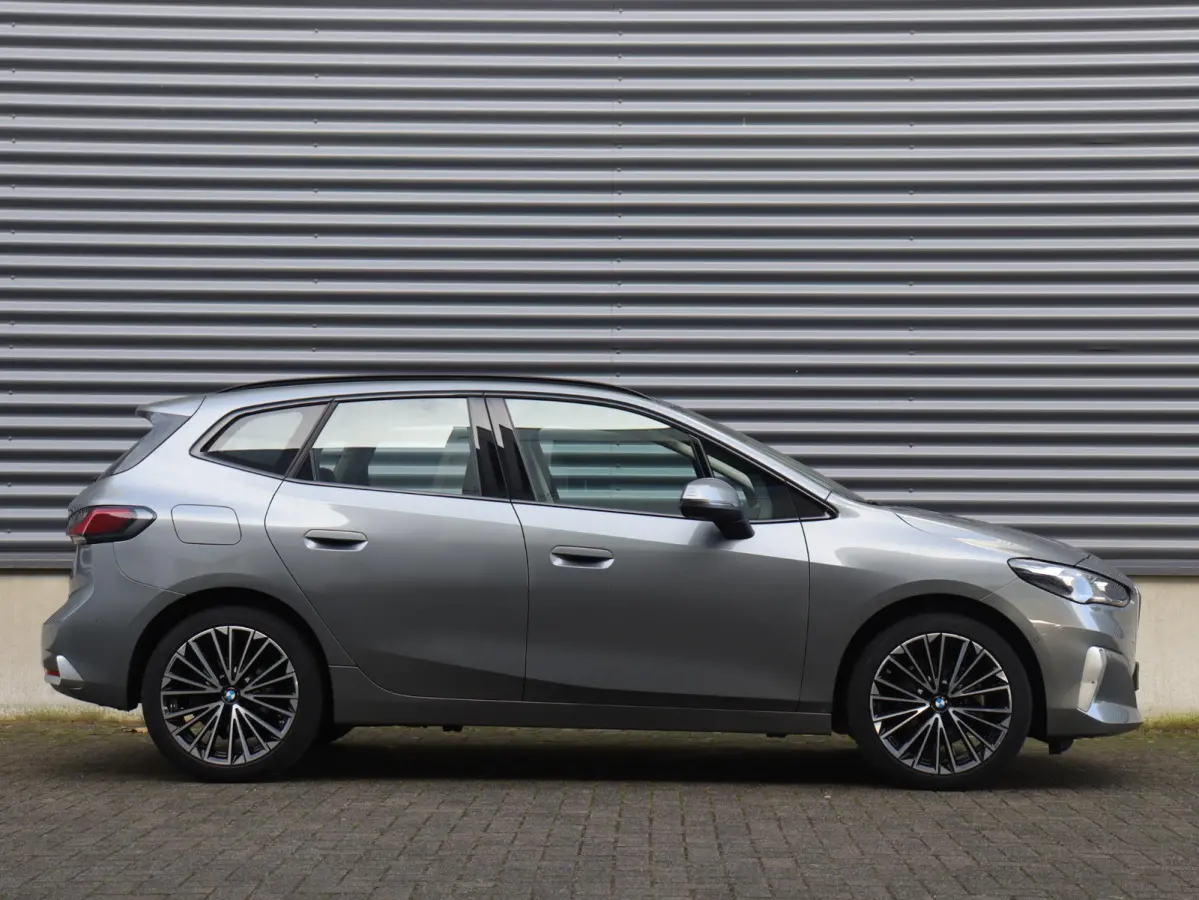 220i | Luxury Line | Premium Pack | Comfort Access | Sportstoelen | Adaptive LED | Verwarmbare Voorstoelen | 19'' LMV |