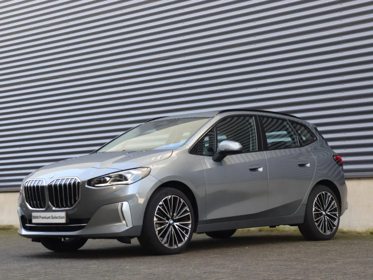 220i | Luxury Line | Premium Pack | Comfort Access | Sportstoelen | Adaptive LED | Verwarmbare Voorstoelen | 19'' LMV |