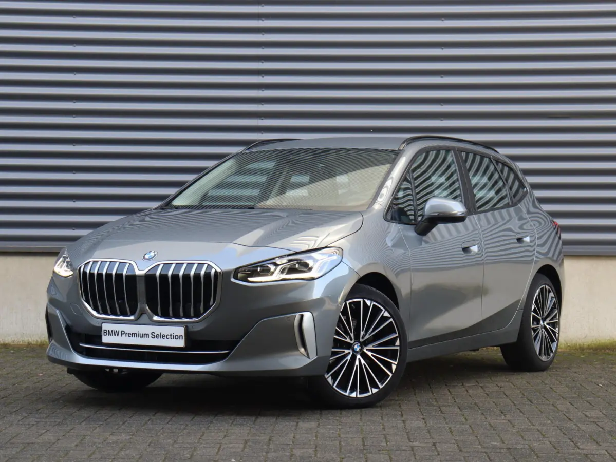 220i | Luxury Line | Premium Pack | Comfort Access | Sportstoelen | Adaptive LED | Verwarmbare Voorstoelen | 19'' LMV |