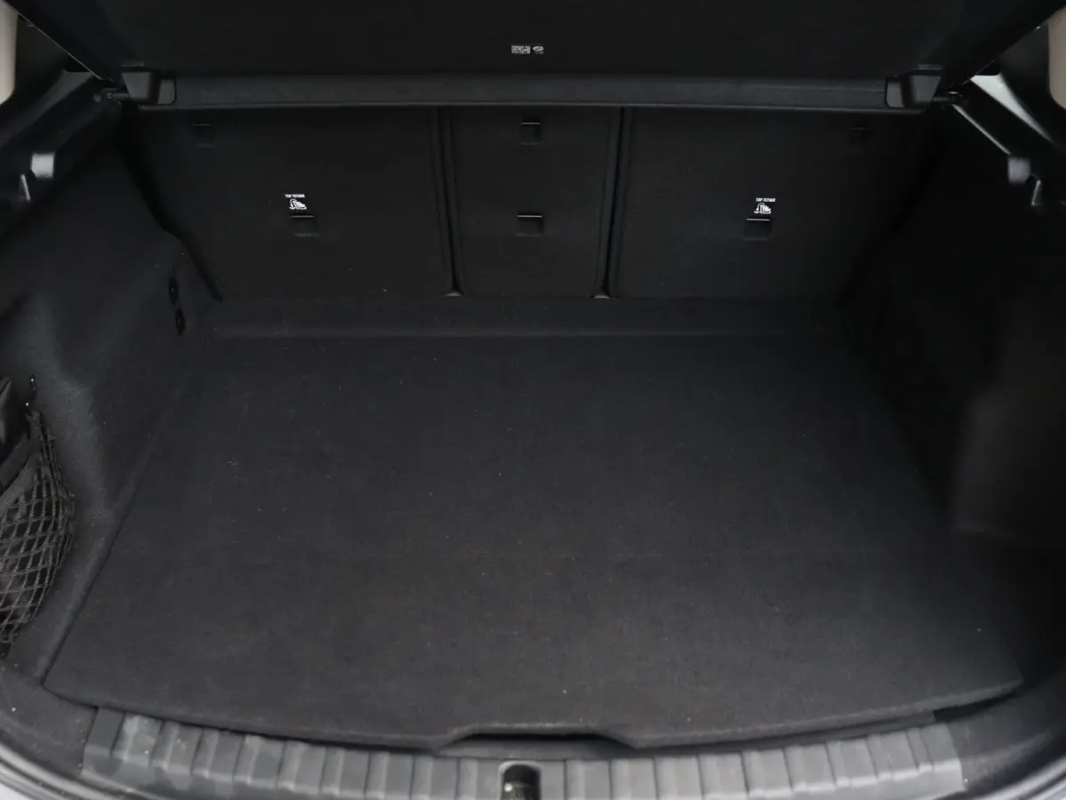220i | Luxury Line | Premium Pack | Comfort Access | Sportstoelen | Adaptive LED | Verwarmbare Voorstoelen | 19'' LMV |