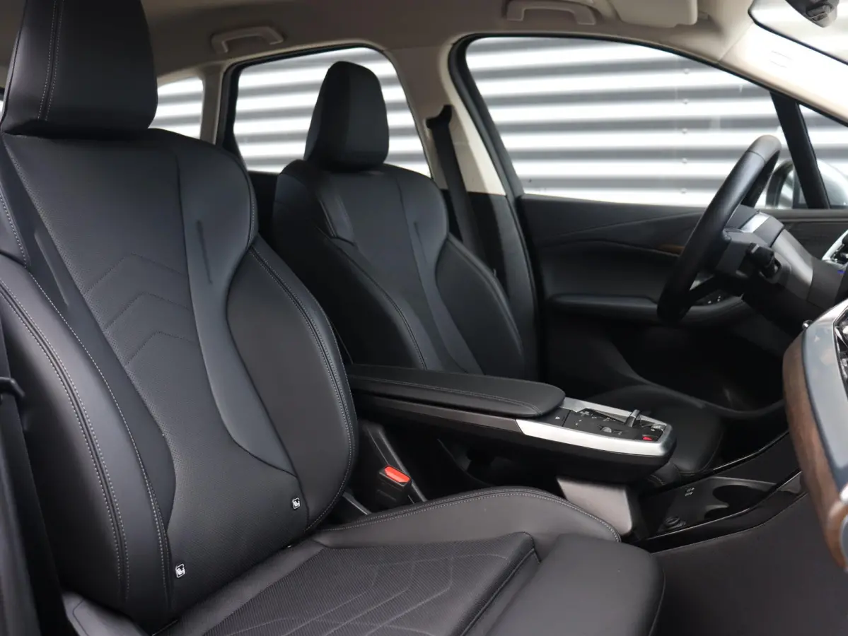 220i | Luxury Line | Premium Pack | Comfort Access | Sportstoelen | Adaptive LED | Verwarmbare Voorstoelen | 19'' LMV |