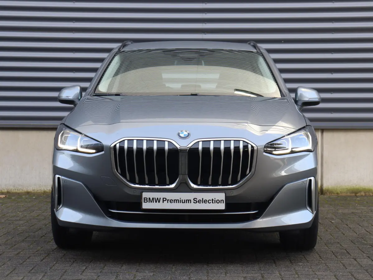 220i | Luxury Line | Premium Pack | Comfort Access | Sportstoelen | Adaptive LED | Verwarmbare Voorstoelen | 19'' LMV |