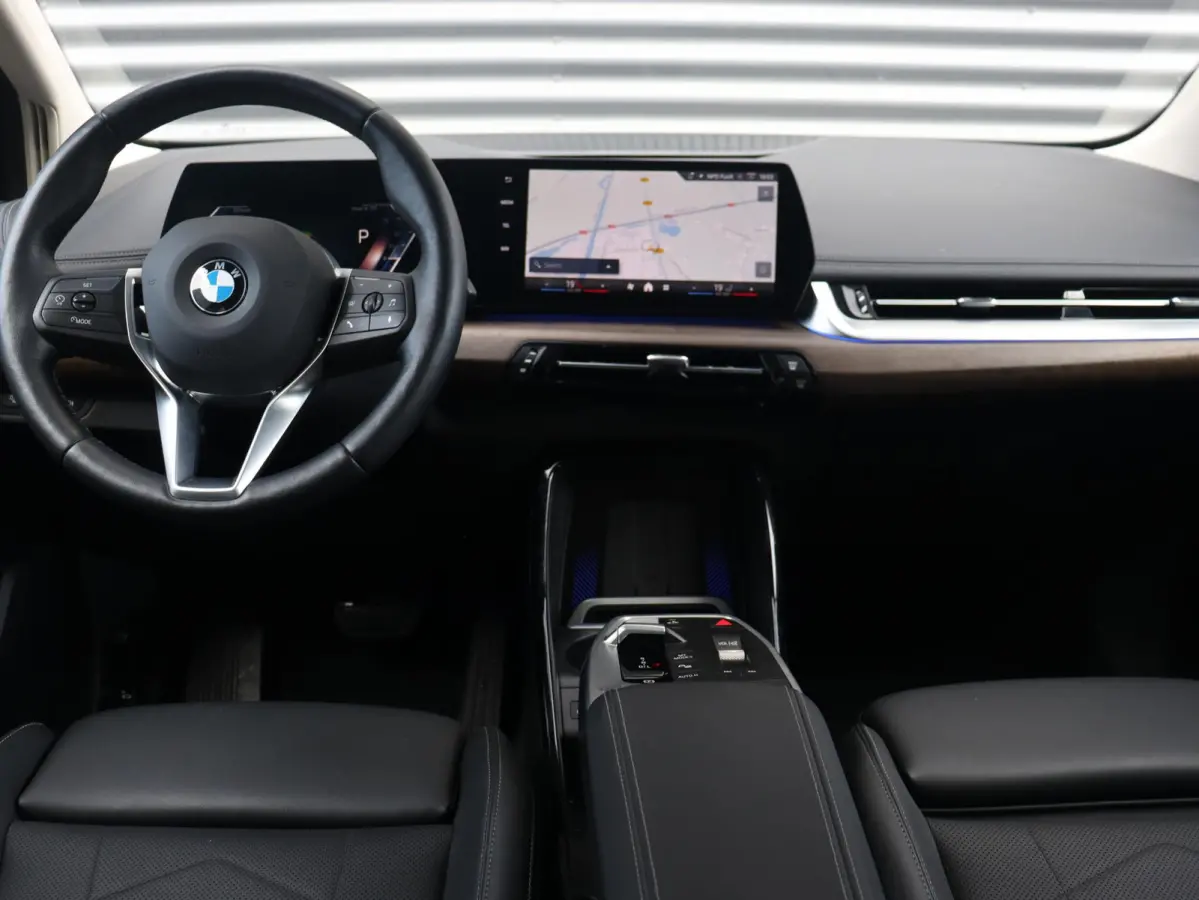 220i | Luxury Line | Premium Pack | Comfort Access | Sportstoelen | Adaptive LED | Verwarmbare Voorstoelen | 19'' LMV |