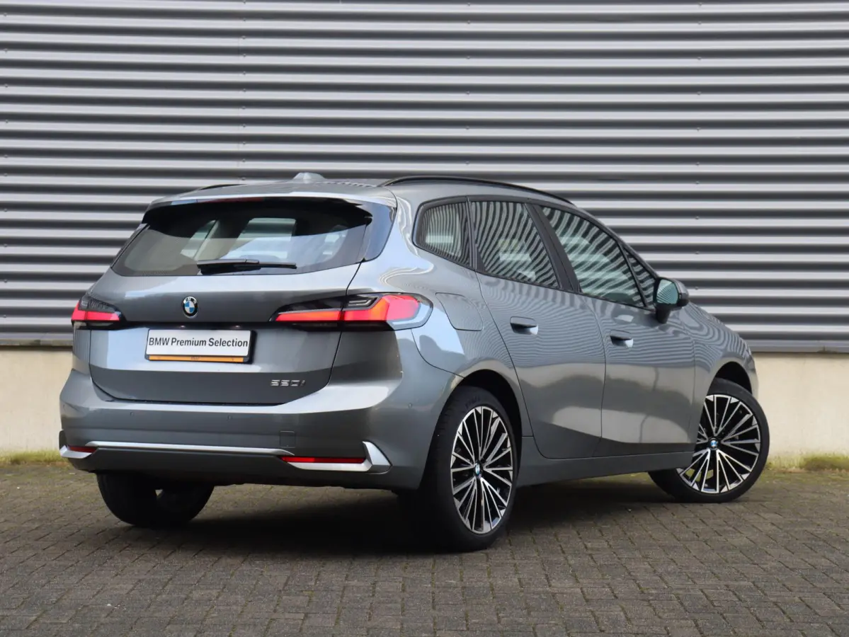 220i | Luxury Line | Premium Pack | Comfort Access | Sportstoelen | Adaptive LED | Verwarmbare Voorstoelen | 19'' LMV |