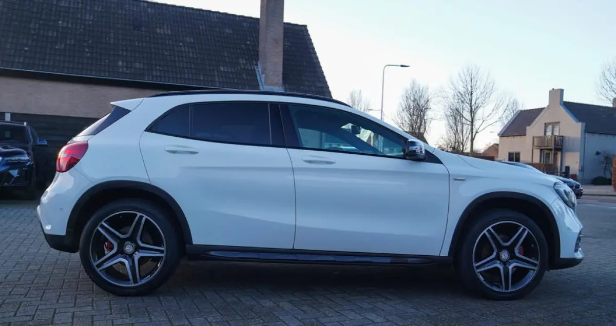 200 Premium Plus AMG Pakket | Panorama | Automaat | F1 flippers | Airco | Leder/Alcantara | 100% onderhou