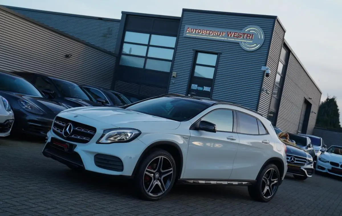 200 Premium Plus AMG Pakket | Panorama | Automaat | F1 flippers | Airco | Leder/Alcantara | 100% onderhou