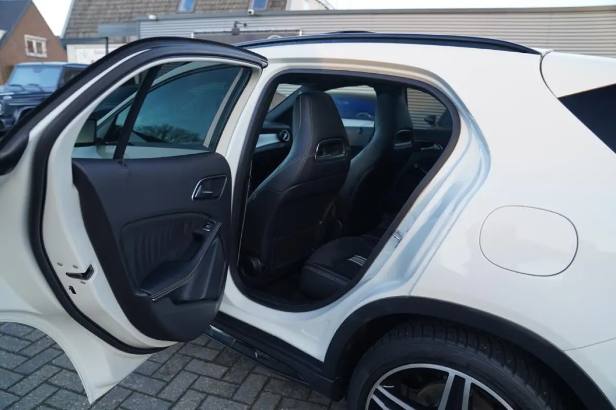 200 Premium Plus AMG Pakket | Panorama | Automaat | F1 flippers | Airco | Leder/Alcantara | 100% onderhou