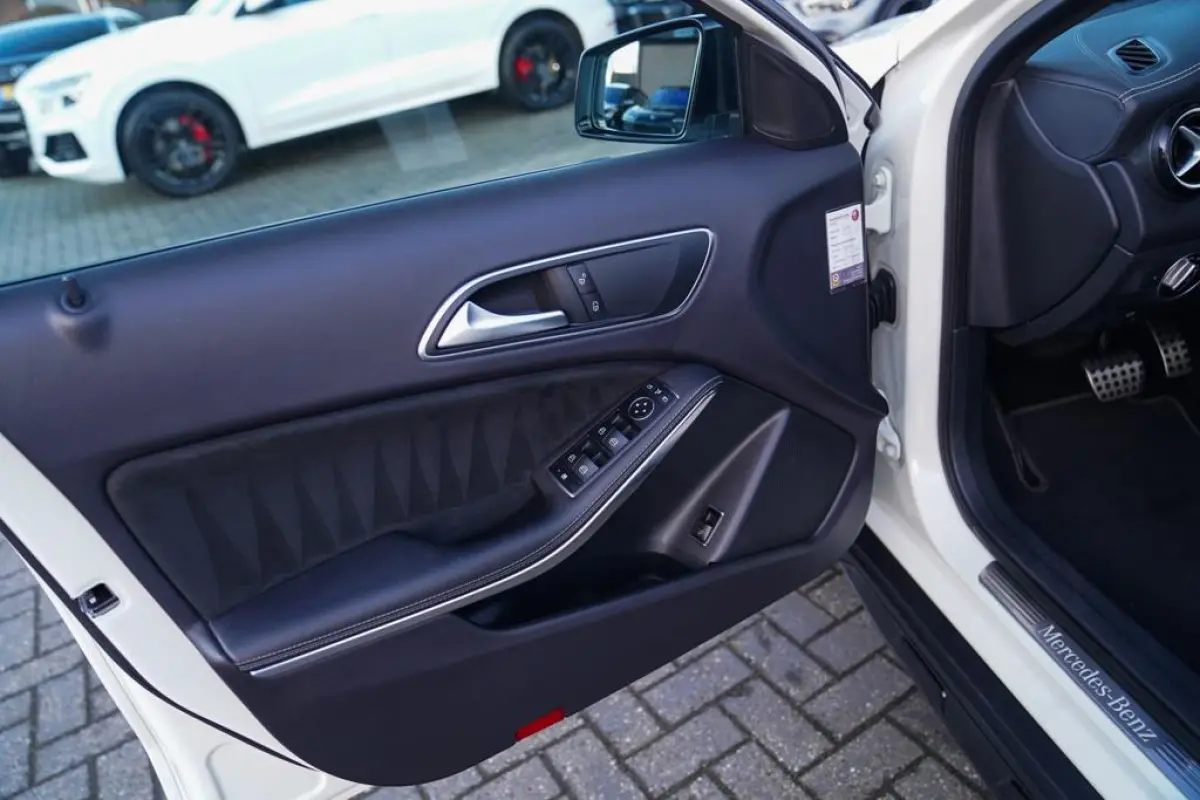 200 Premium Plus AMG Pakket | Panorama | Automaat | F1 flippers | Airco | Leder/Alcantara | 100% onderhou