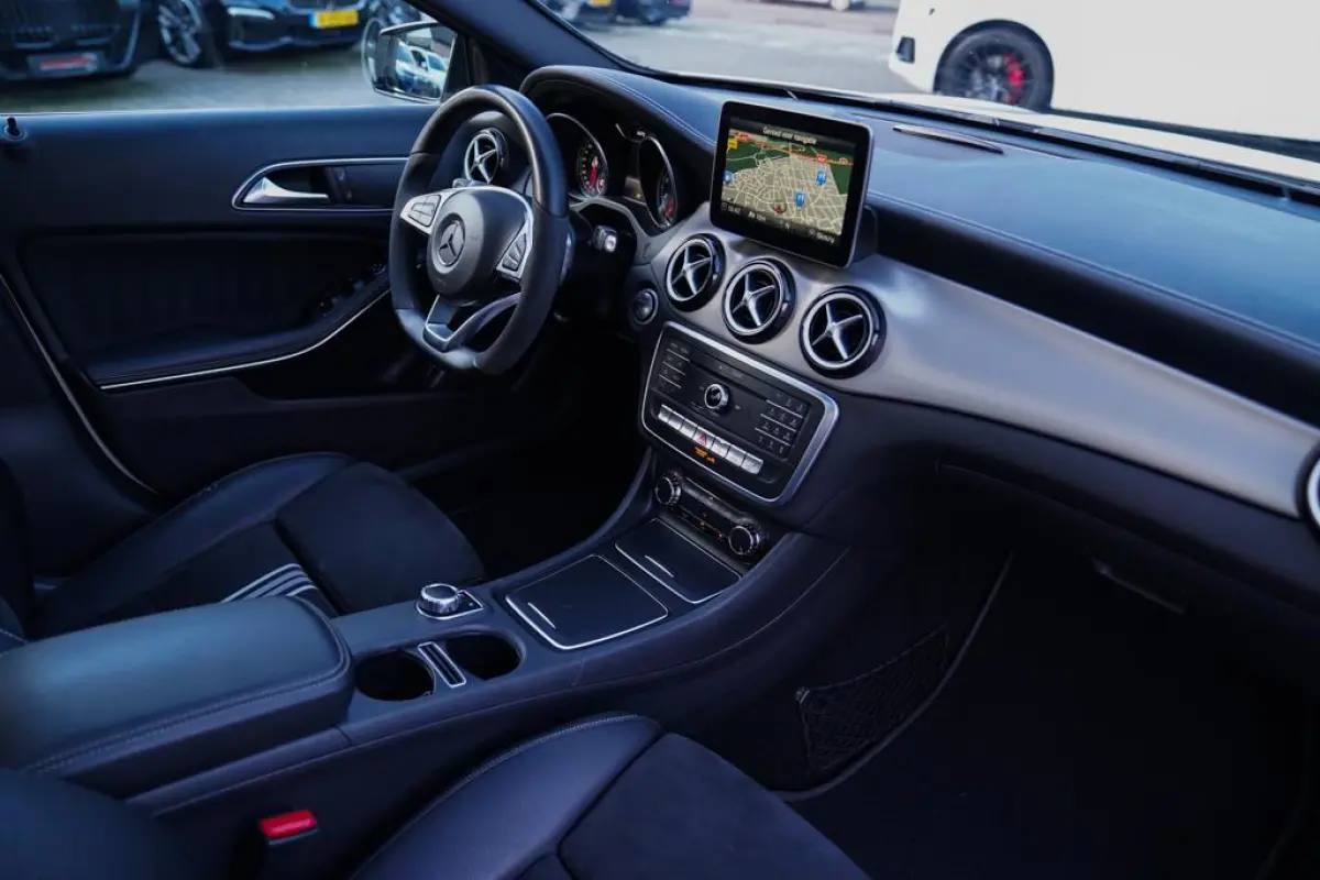200 Premium Plus AMG Pakket | Panorama | Automaat | F1 flippers | Airco | Leder/Alcantara | 100% onderhou