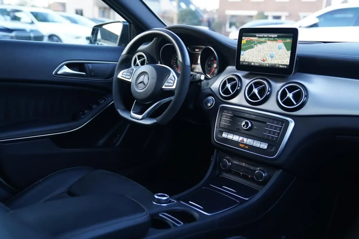 200 Premium Plus AMG Pakket | Panorama | Automaat | F1 flippers | Airco | Leder/Alcantara | 100% onderhou