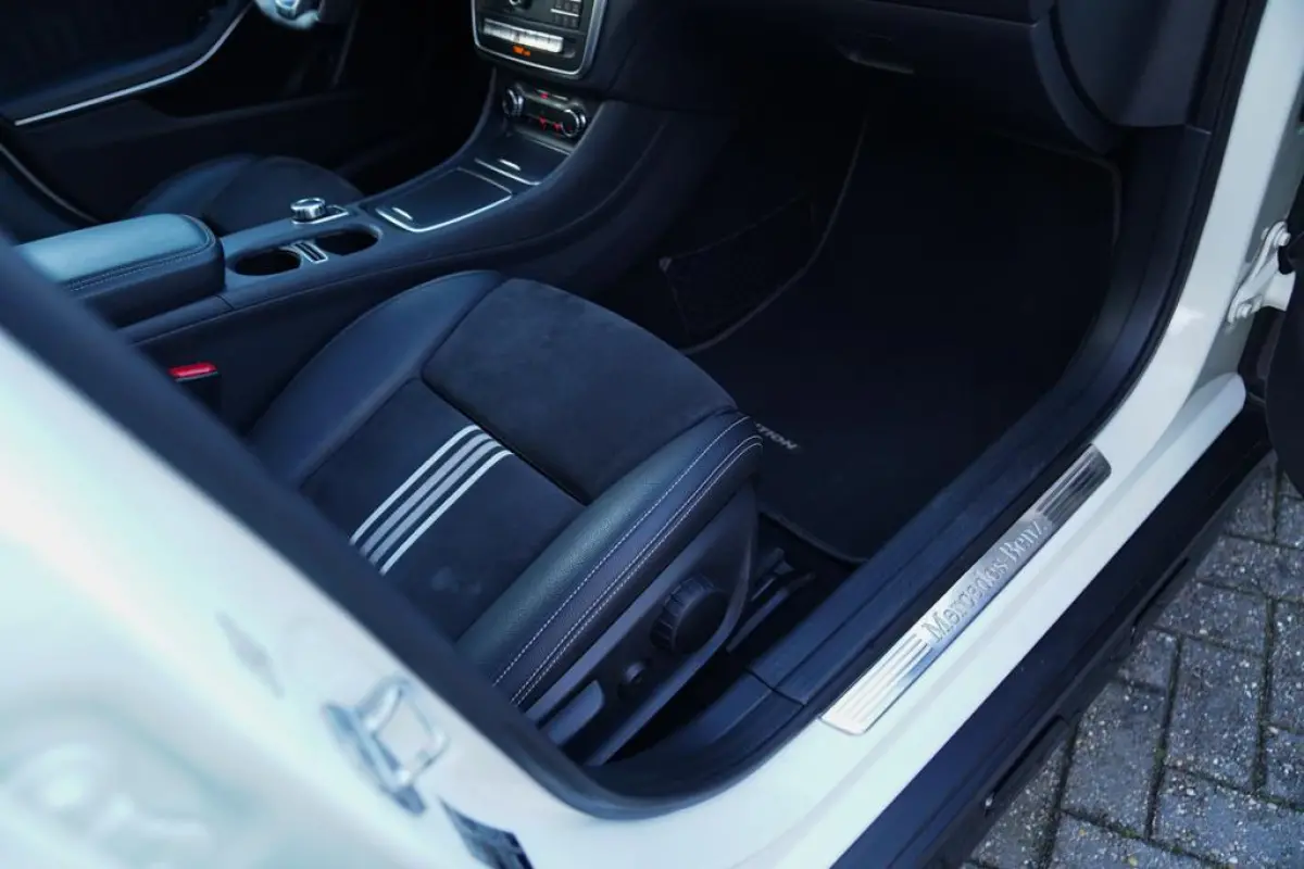 200 Premium Plus AMG Pakket | Panorama | Automaat | F1 flippers | Airco | Leder/Alcantara | 100% onderhou