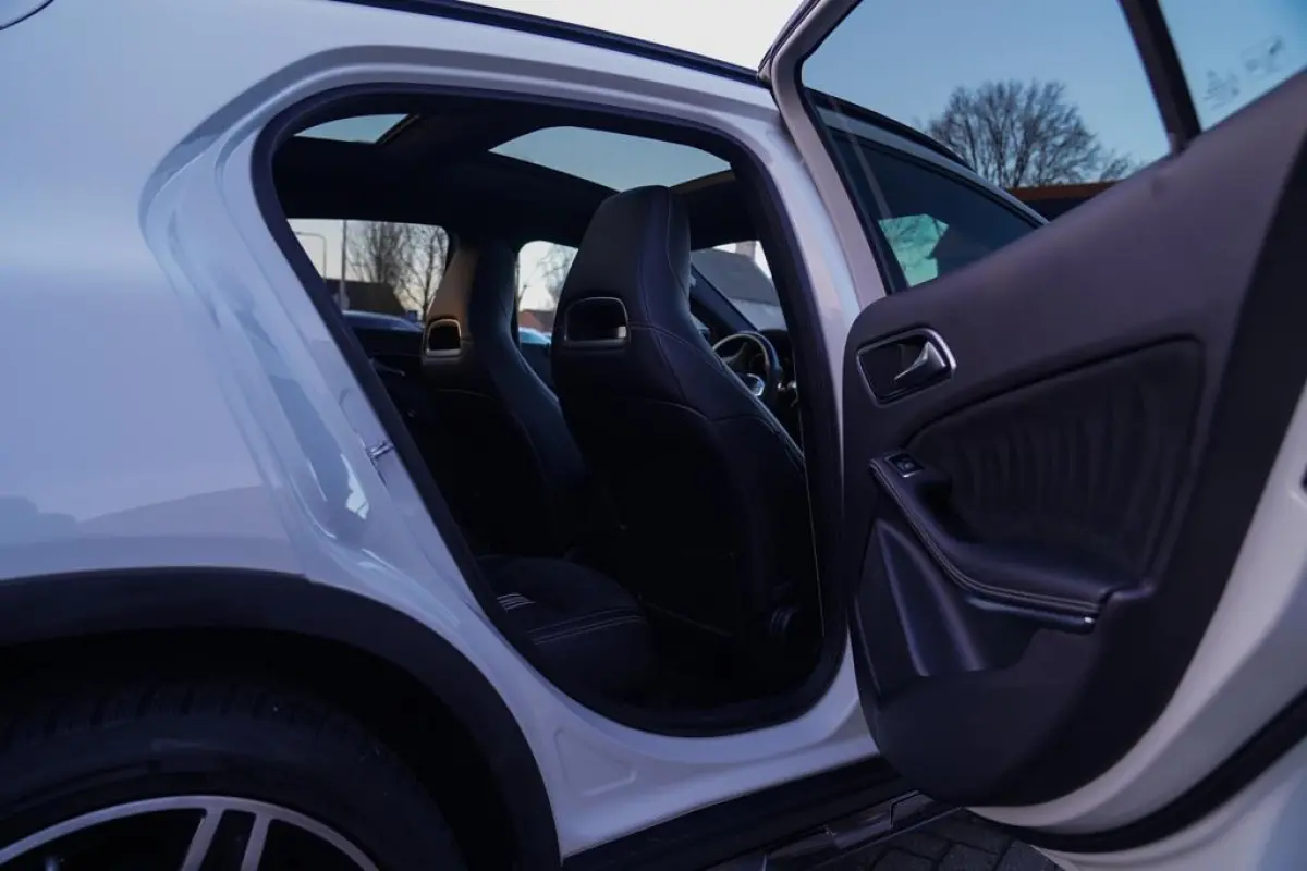 200 Premium Plus AMG Pakket | Panorama | Automaat | F1 flippers | Airco | Leder/Alcantara | 100% onderhou