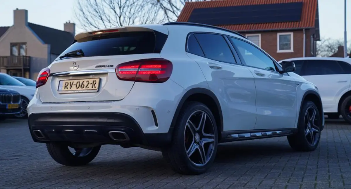 200 Premium Plus AMG Pakket | Panorama | Automaat | F1 flippers | Airco | Leder/Alcantara | 100% onderhou