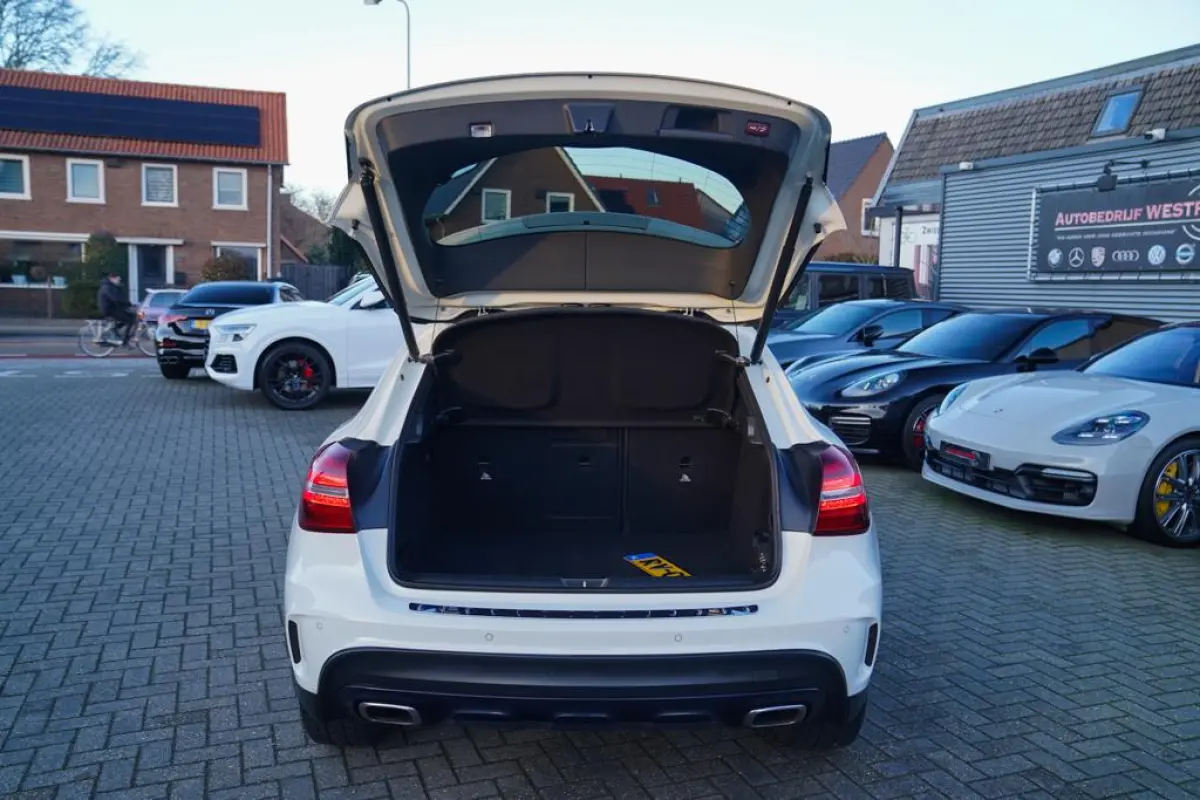 200 Premium Plus AMG Pakket | Panorama | Automaat | F1 flippers | Airco | Leder/Alcantara | 100% onderhou