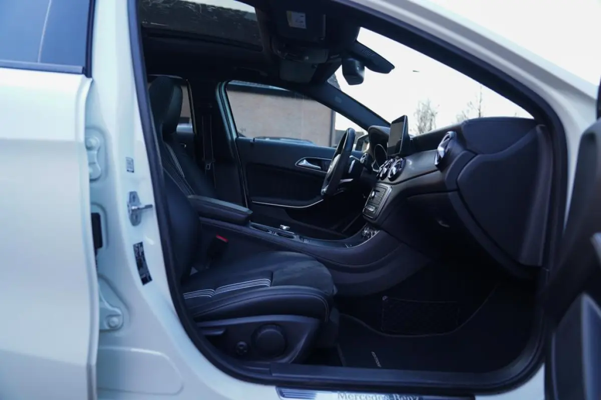 200 Premium Plus AMG Pakket | Panorama | Automaat | F1 flippers | Airco | Leder/Alcantara | 100% onderhou