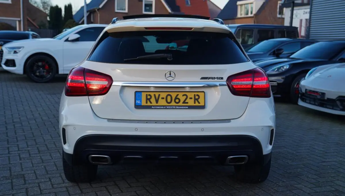 200 Premium Plus AMG Pakket | Panorama | Automaat | F1 flippers | Airco | Leder/Alcantara | 100% onderhou