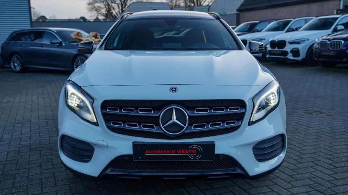 200 Premium Plus AMG Pakket | Panorama | Automaat | F1 flippers | Airco | Leder/Alcantara | 100% onderhou