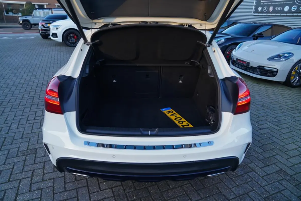 200 Premium Plus AMG Pakket | Panorama | Automaat | F1 flippers | Airco | Leder/Alcantara | 100% onderhou