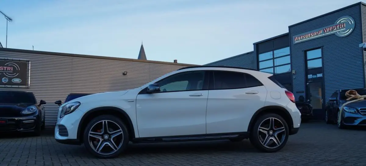 200 Premium Plus AMG Pakket | Panorama | Automaat | F1 flippers | Airco | Leder/Alcantara | 100% onderhou