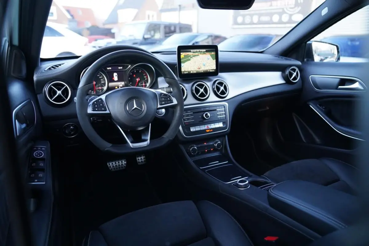 200 Premium Plus AMG Pakket | Panorama | Automaat | F1 flippers | Airco | Leder/Alcantara | 100% onderhou
