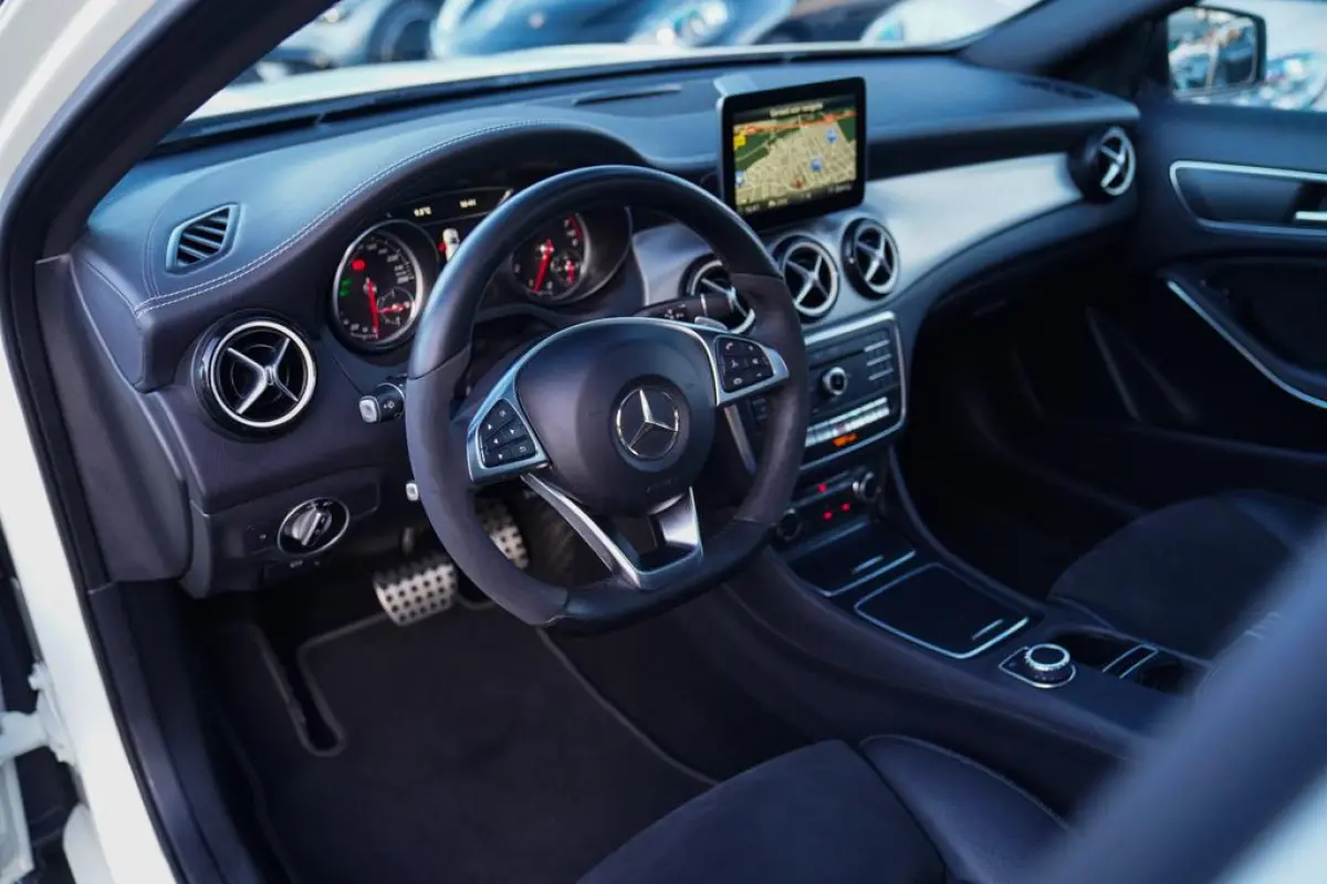200 Premium Plus AMG Pakket | Panorama | Automaat | F1 flippers | Airco | Leder/Alcantara | 100% onderhou