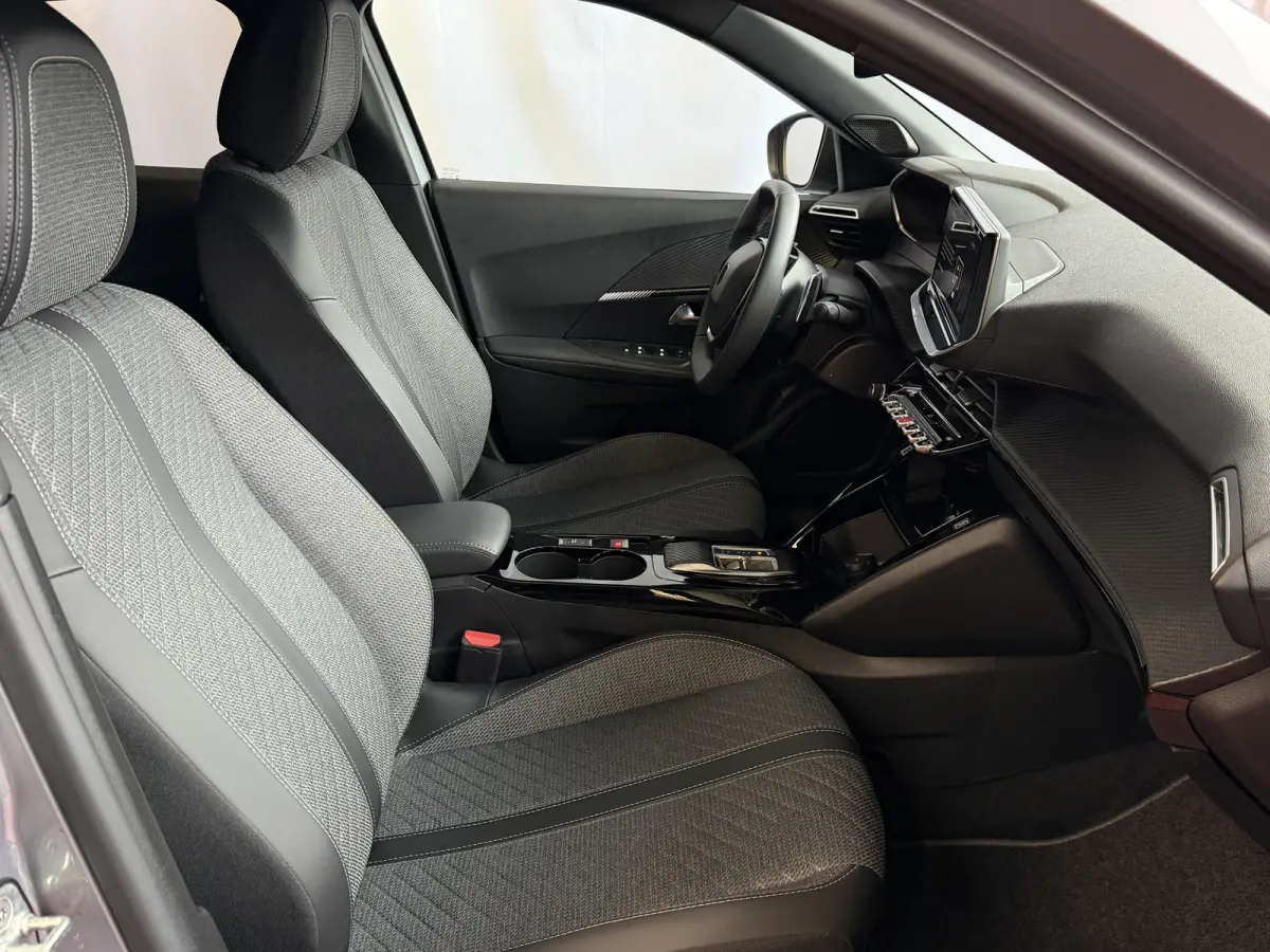 1.2 HYBRID 145e ALLURE CARPLAY I-COCKPIT PEUGEOT NAVI 360.CAMERA ADAP.CRUISE ✅Top Auto's Wijchen , 30 Jaar Specialist in Peugeot : Alle Type's : Style / GT / GT-Line / Allure / Business / 