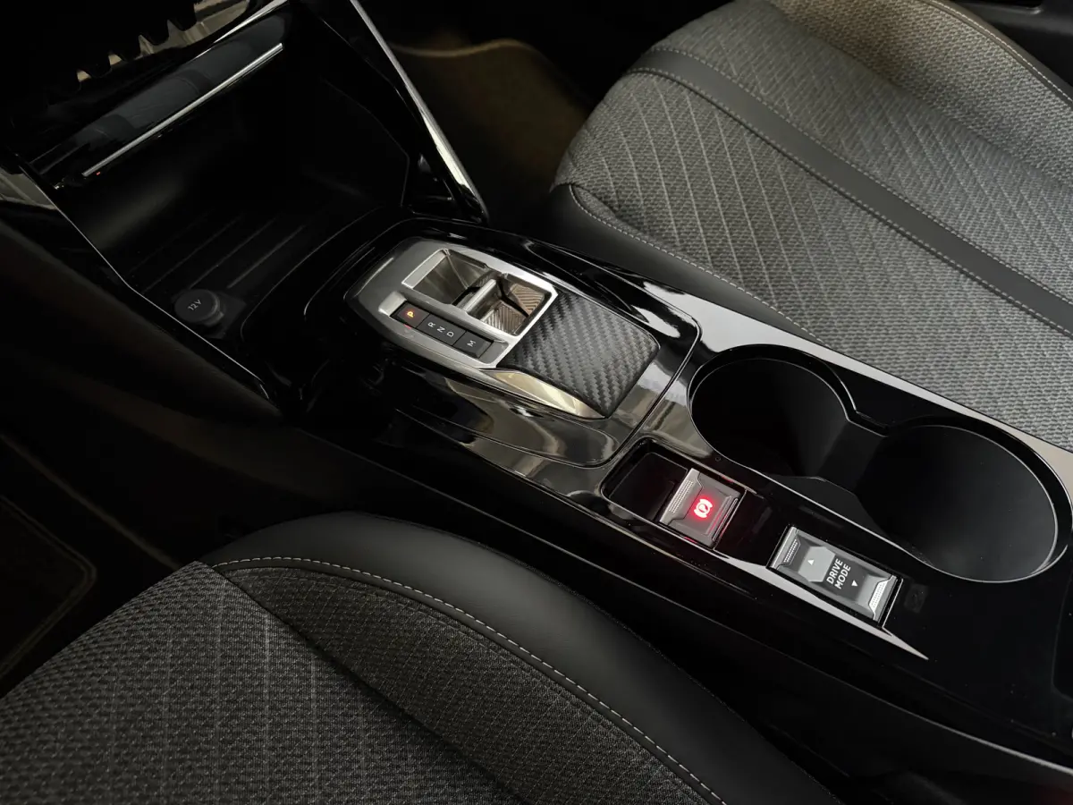 1.2 HYBRID 145e ALLURE CARPLAY I-COCKPIT PEUGEOT NAVI 360.CAMERA ADAP.CRUISE ✅Top Auto's Wijchen , 30 Jaar Specialist in Peugeot : Alle Type's : Style / GT / GT-Line / Allure / Business / 