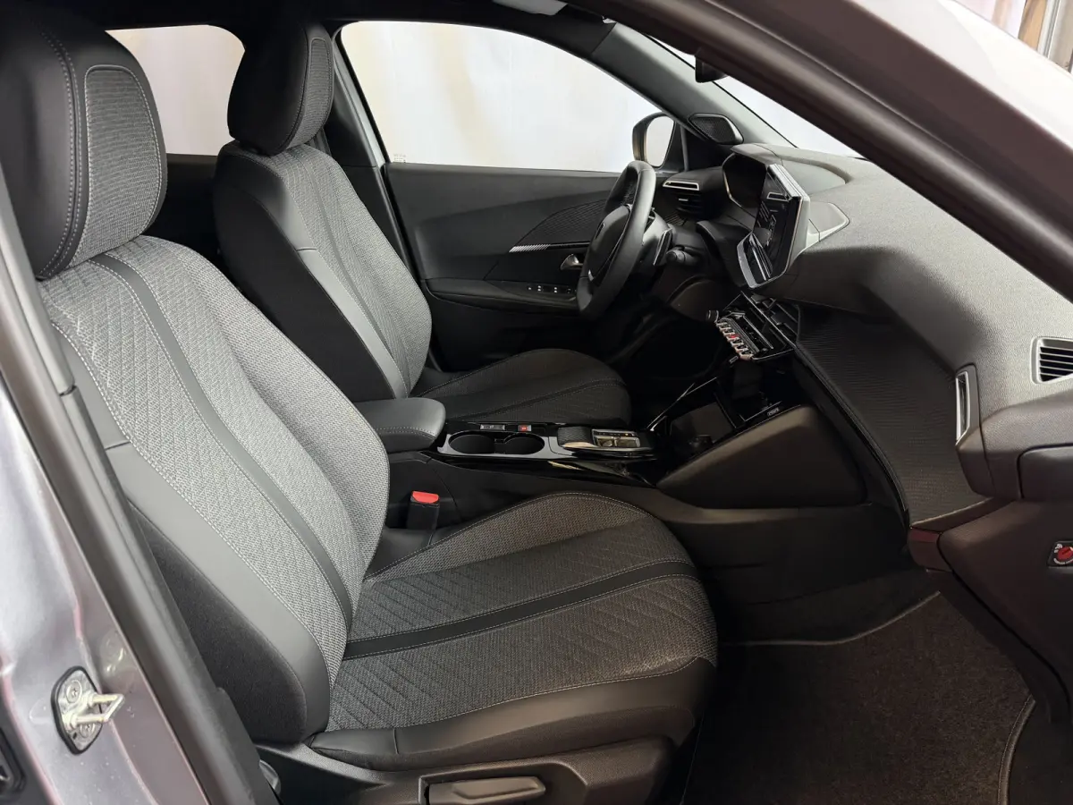 1.2 HYBRID 145e ALLURE CARPLAY I-COCKPIT PEUGEOT NAVI 360.CAMERA ADAP.CRUISE ✅Top Auto's Wijchen , 30 Jaar Specialist in Peugeot : Alle Type's : Style / GT / GT-Line / Allure / Business / 