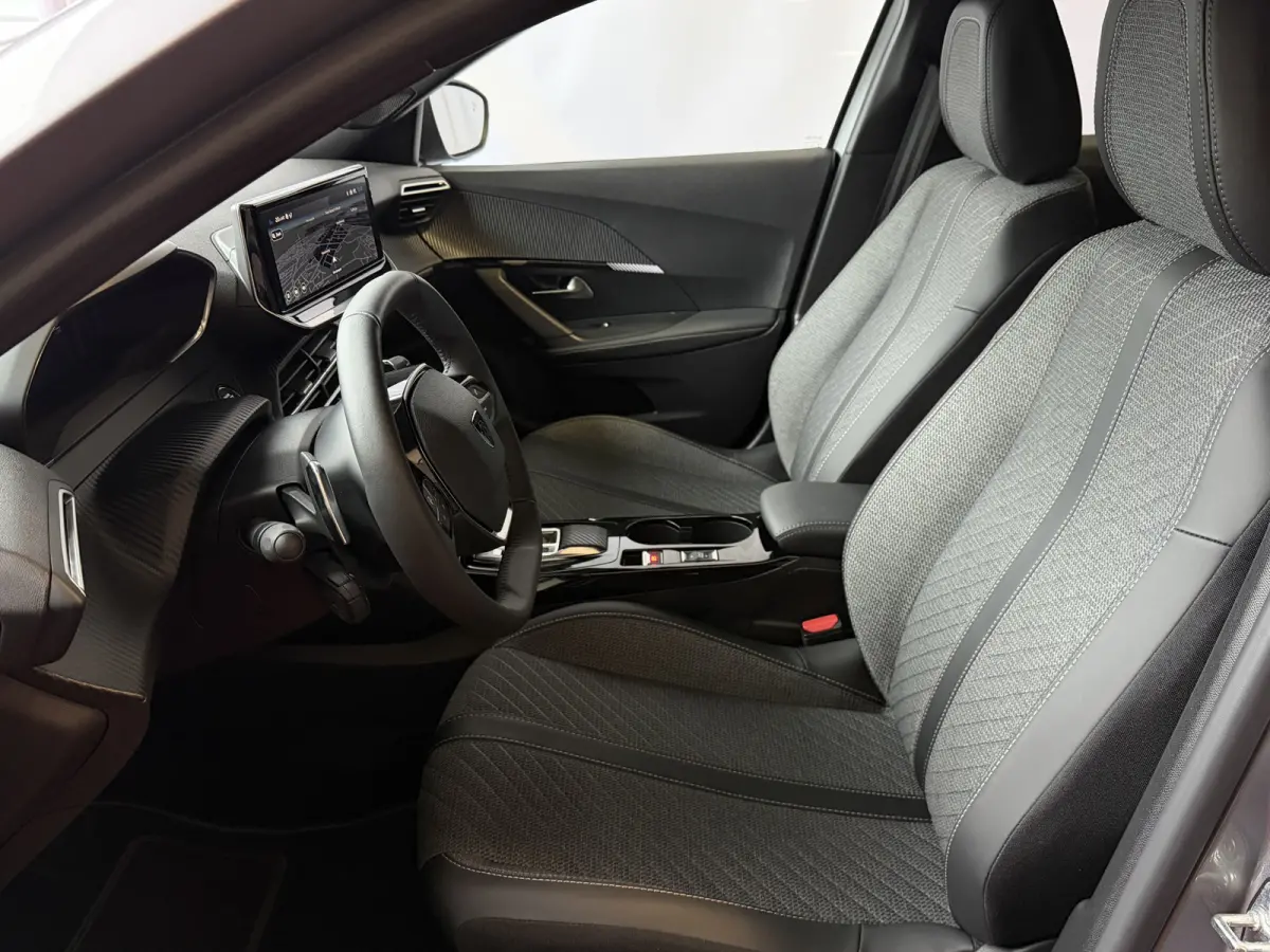 1.2 HYBRID 145e ALLURE CARPLAY I-COCKPIT PEUGEOT NAVI 360.CAMERA ADAP.CRUISE ✅Top Auto's Wijchen , 30 Jaar Specialist in Peugeot : Alle Type's : Style / GT / GT-Line / Allure / Business / 