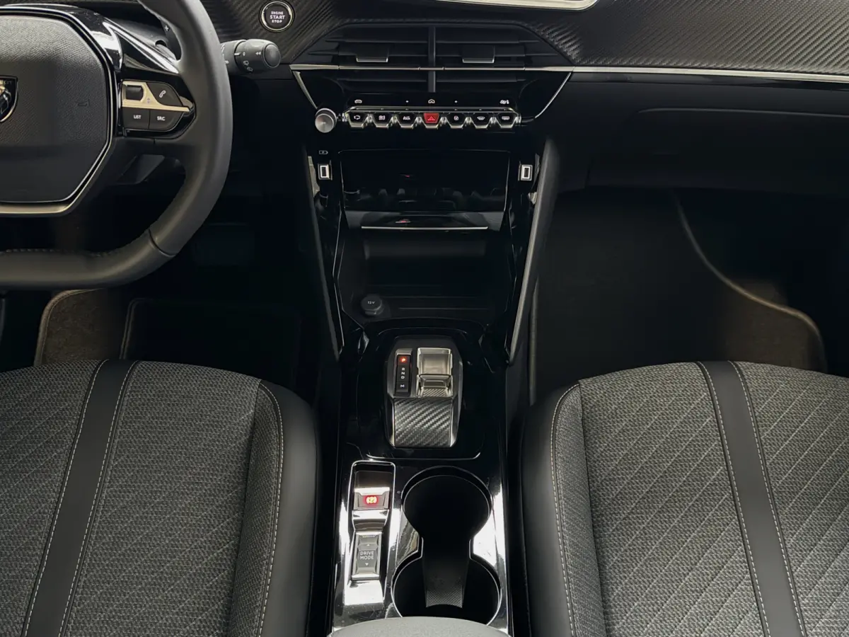 1.2 HYBRID 145e ALLURE CARPLAY I-COCKPIT PEUGEOT NAVI 360.CAMERA ADAP.CRUISE ✅Top Auto's Wijchen , 30 Jaar Specialist in Peugeot : Alle Type's : Style / GT / GT-Line / Allure / Business / 
